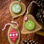Make Christmas ornaments using kraft paper