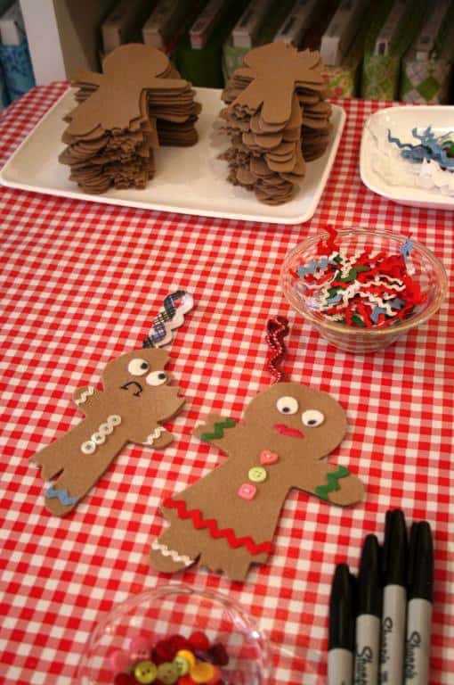 These DIY Christmas gingerbread ornaments make me squeal every time I see them! So cute and made of felt with basic supplies - easy for kids. Such a fun homemade holiday craft!