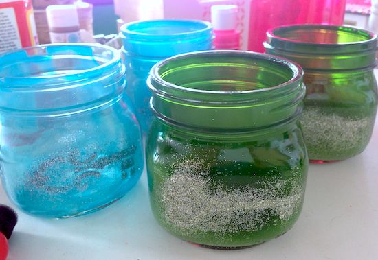 giet glitter over de pot