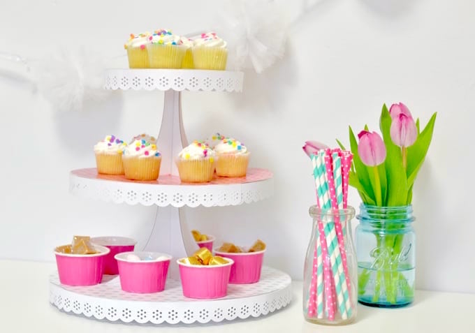 how to decorate a cake stand