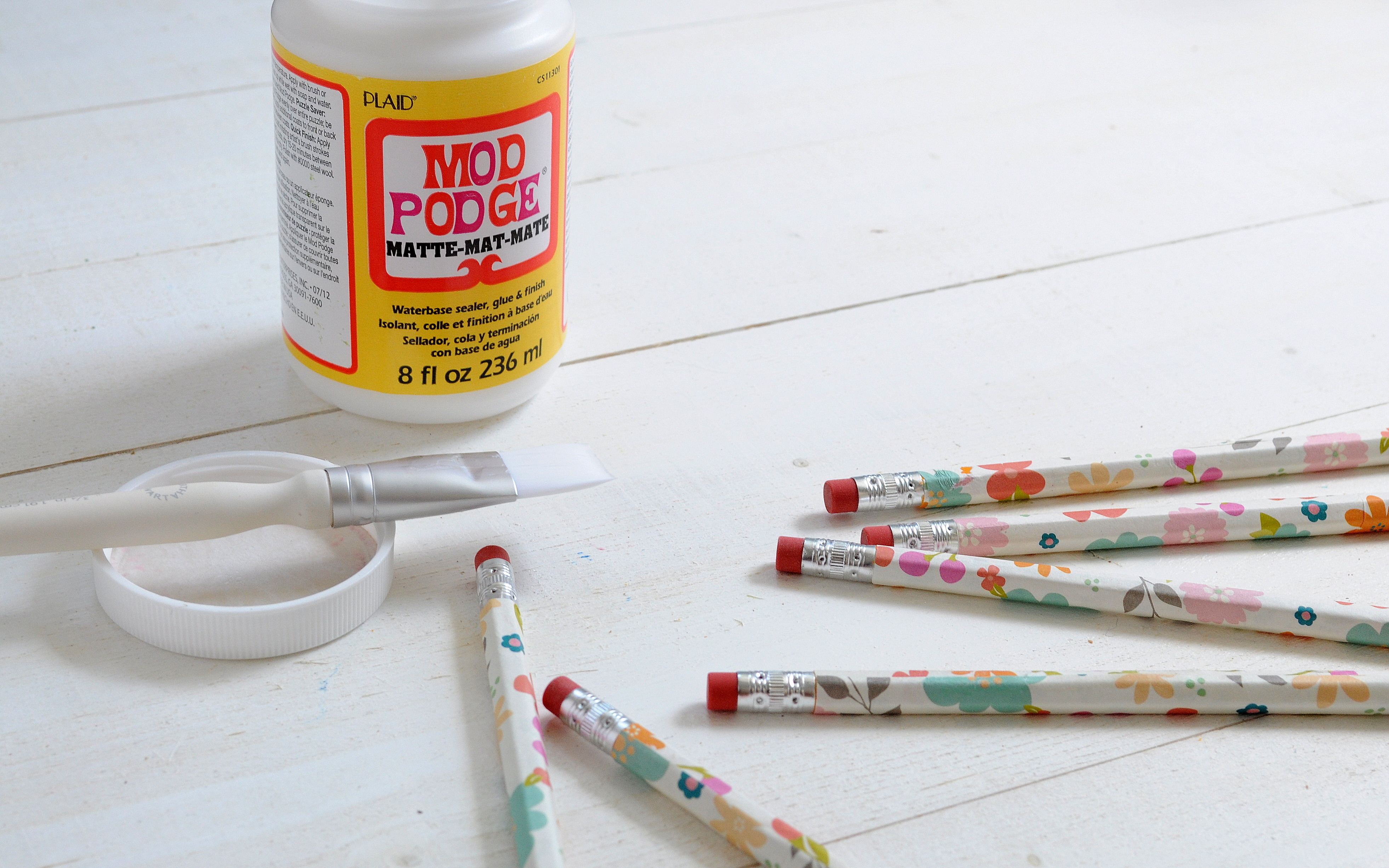 DIY decoupage personalized pencils - Mod Podge Rocks