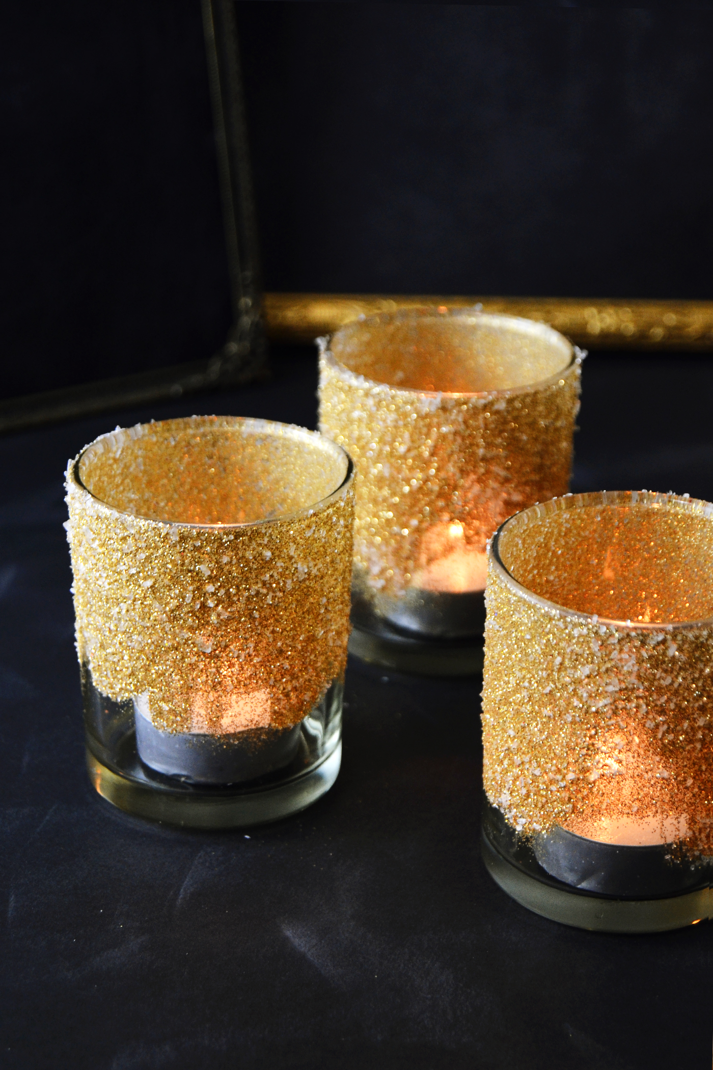  Ces votives à paillettes de bricolage sont garanties pour faire briller votre table ce Noël, le Nouvel An ou chaque fois que vous organisez une fête sur le thème de l'or!