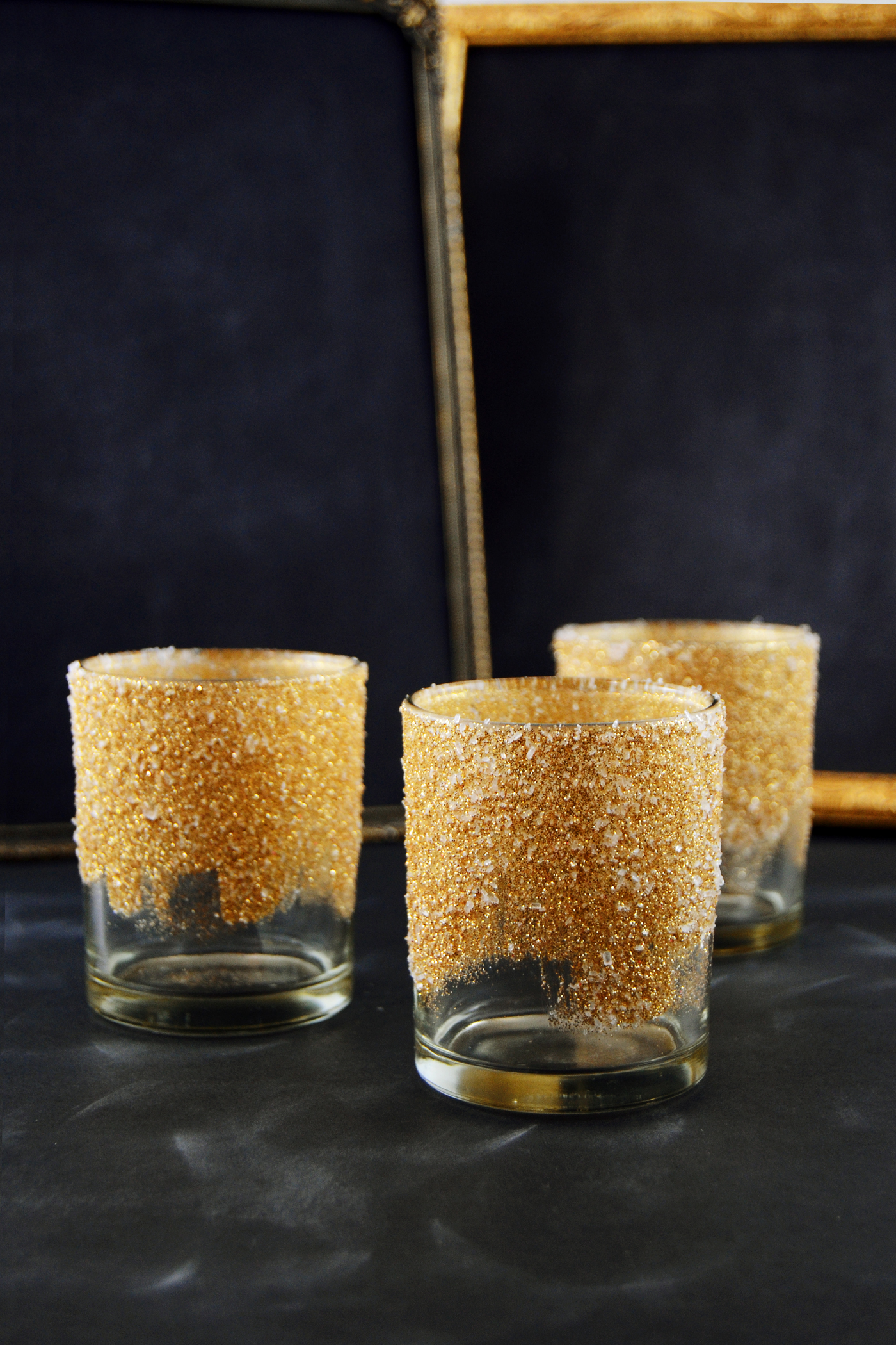 estes DIY Glitter votives são garantidos para fazer sua mesa brilhar neste Natal, Ano Novo ou sempre que você tem uma festa com tema de ouro!