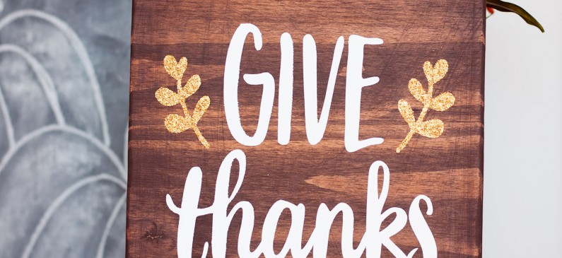 Learn how to make this simple (and beautiful!) stained Give Thanks sign. Perfect for fall and the Thanksgiving holiday - with a touch of sparkle!