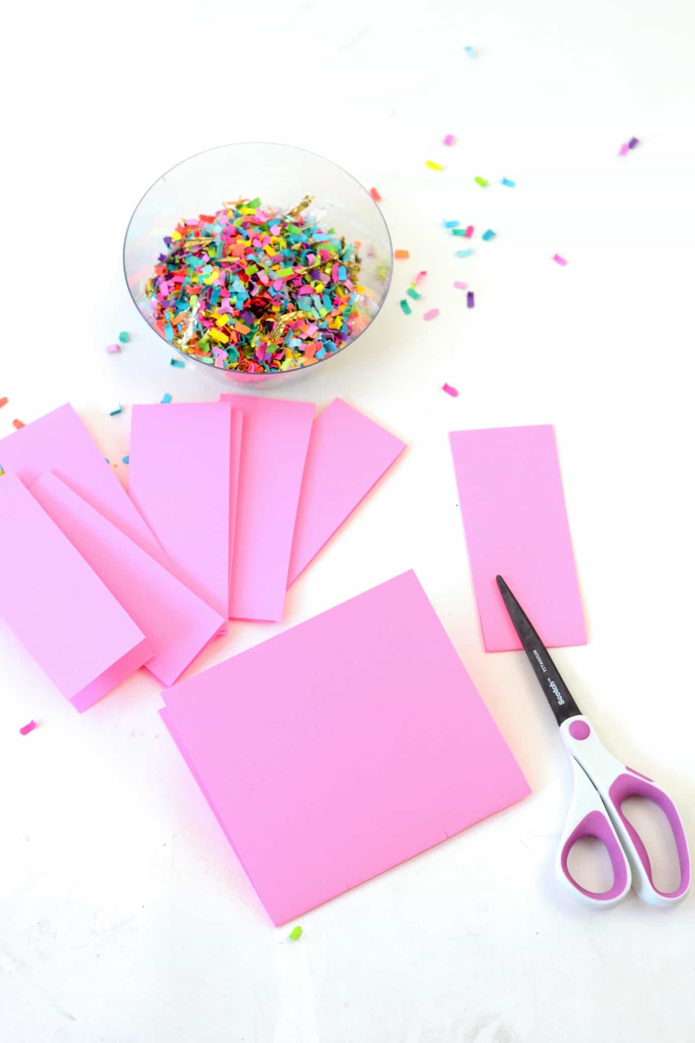 Bannière de fête DIY trempée dans du confetti