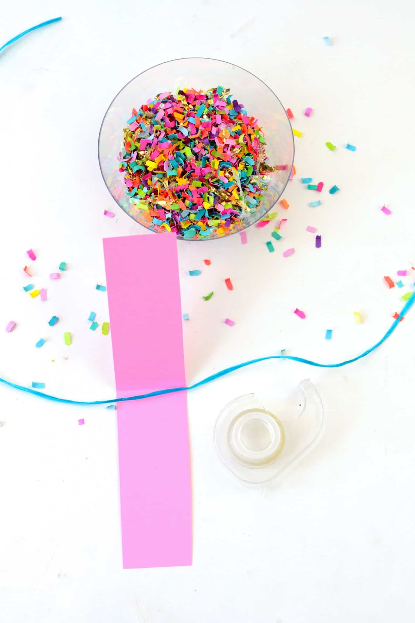 Bannière de fête DIY trempée dans les confettis