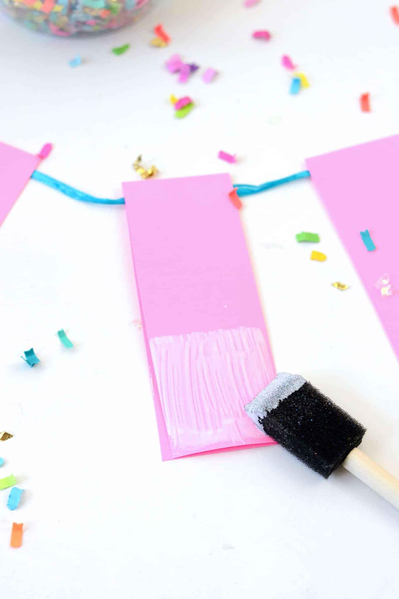 Bannière de fête DIY trempée dans les confettis