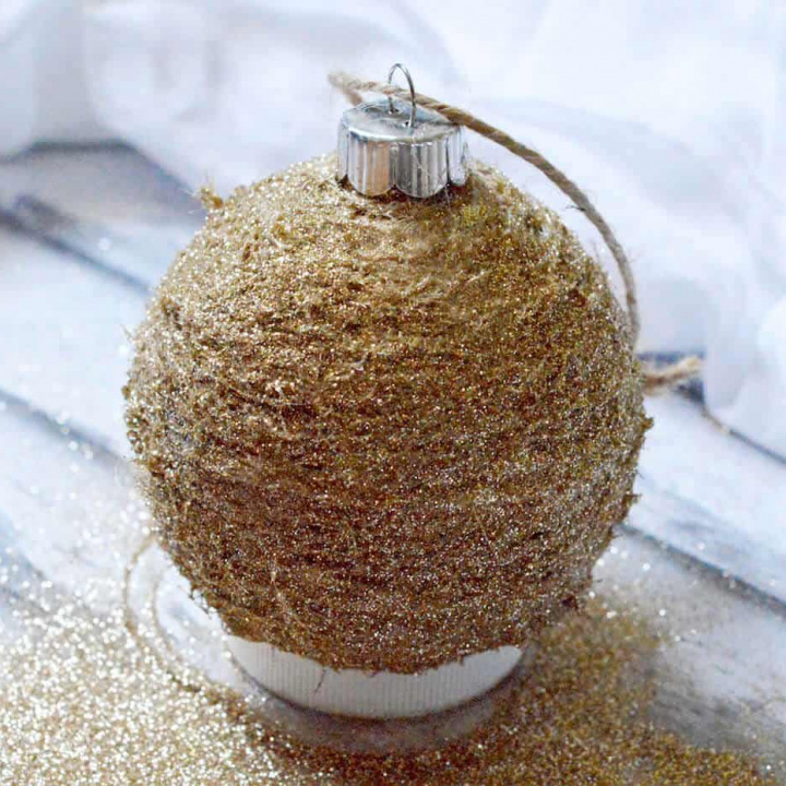 Make your own rustic glitter ornament using twine and Mod Podge! This is so easy - you'll want a whole tree of these. So pretty!