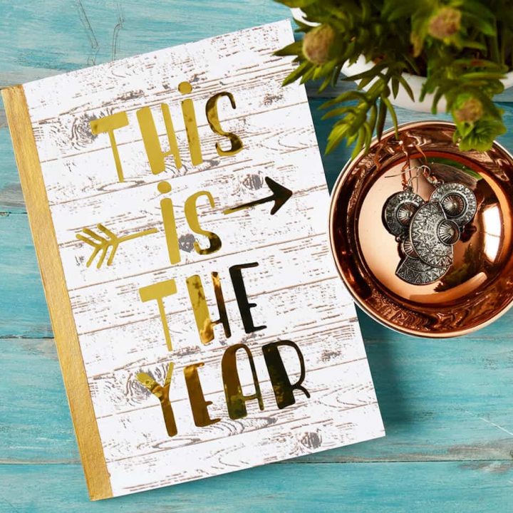 Do you have the desire to reorganize and refresh for the new year? Learn how to create a journal with a cool quote just for this purpose!