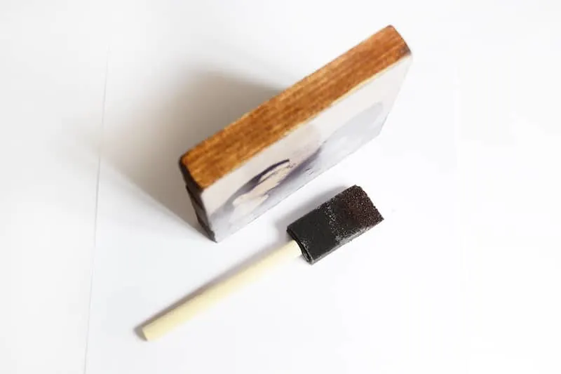 Stain the edge of a wood block with a sponge brush