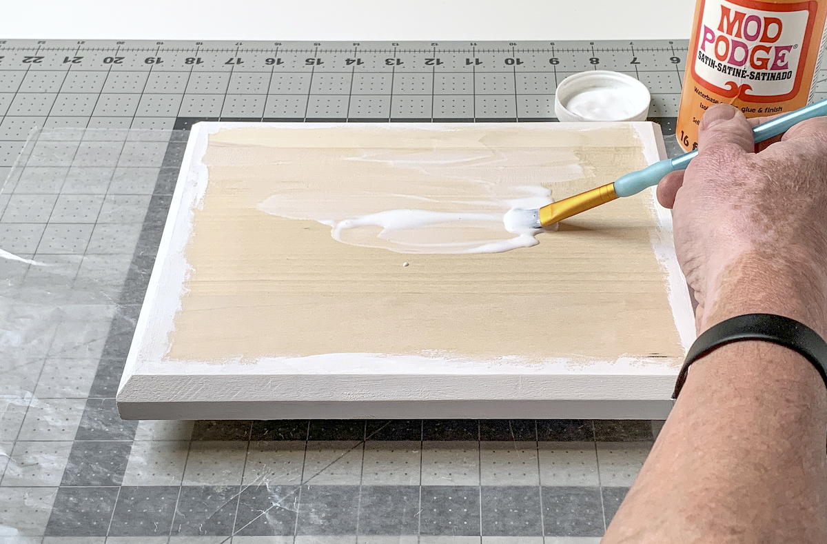 Coating the top of a wood plaque with Mod Podge Satin