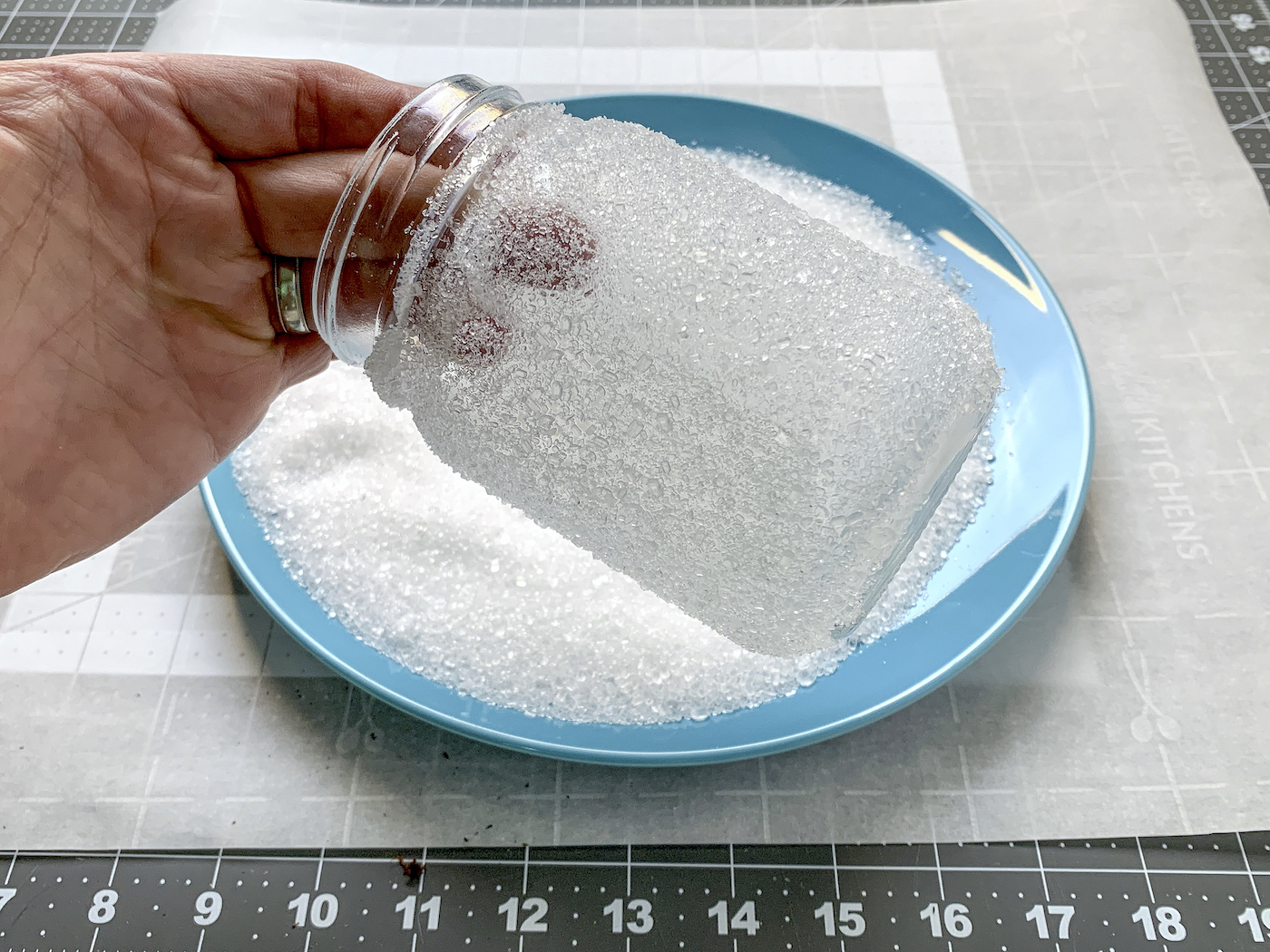 Sacudindo o excesso de sal de Epsom de um frasco de vidro
