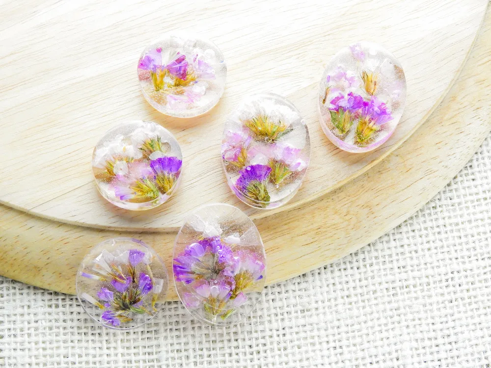 Dried flower in crystal clear resin pendant necklace, pendant with a real flowers