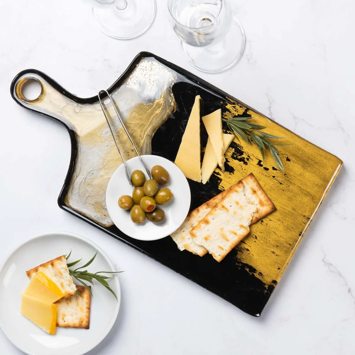 Handmade Round Resin Art Cheese Board Black and White Wooden Chopping Board Handmade Round Resin Art Cheese Board Black and White Wooden Chopping Board