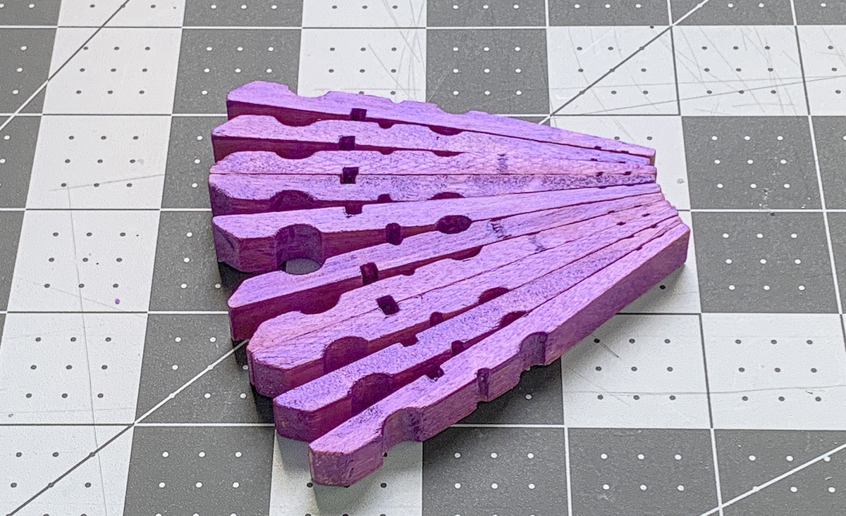 Pinces à linge peintes en violet en forme d'aile de libellule