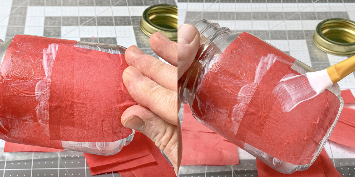 Aplicação de lenço de papel vermelho em um frasco de vidro com Mod Podge e um pincel