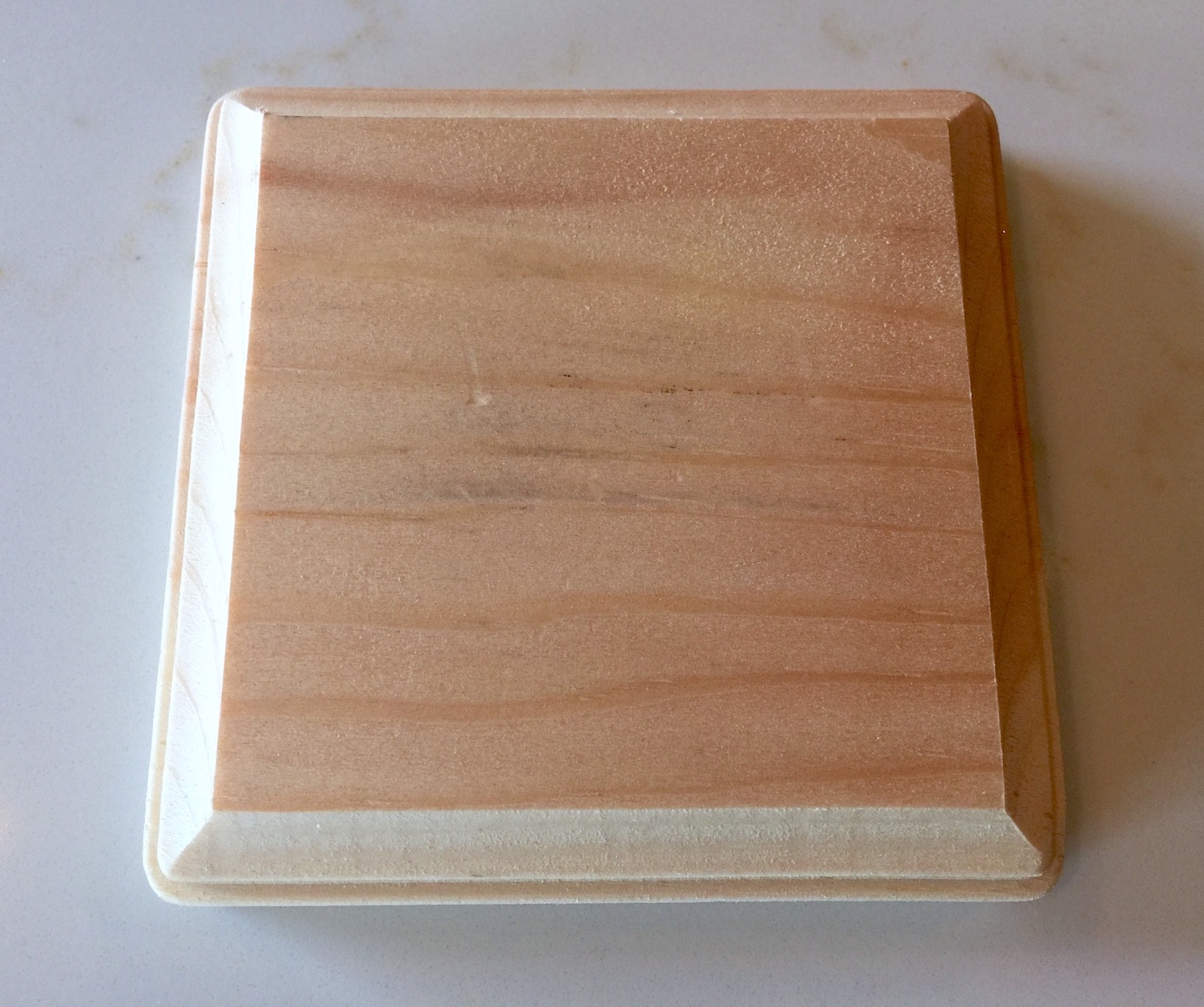 Placa de madeira básica de 4 polegadas em uma bancada