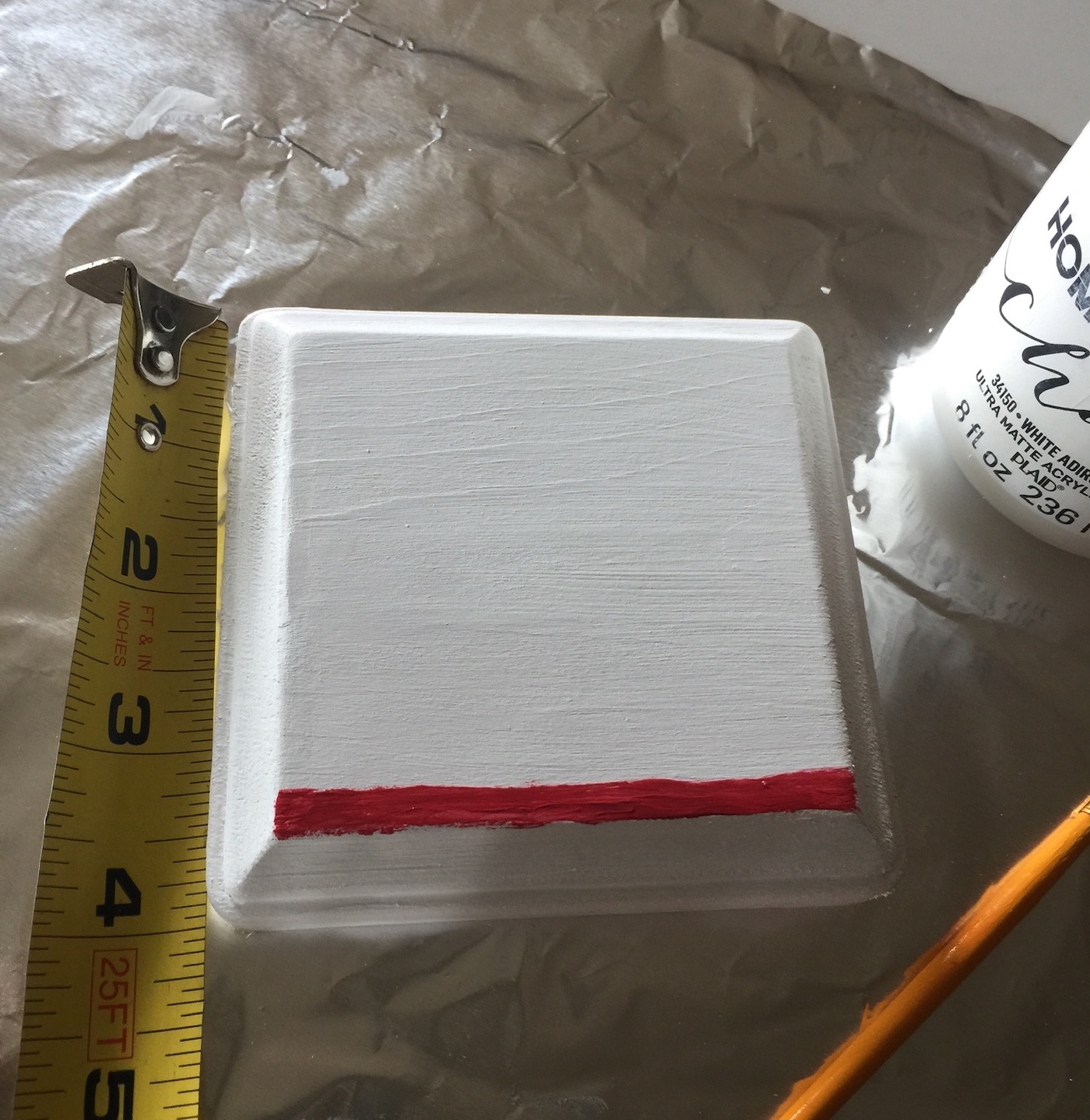 Dedo de linha vermelha pintado na placa branca