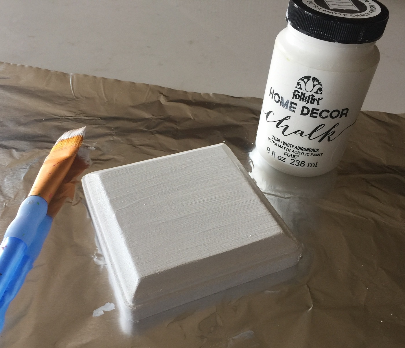 Placa de madeira pintada com tinta de giz branca