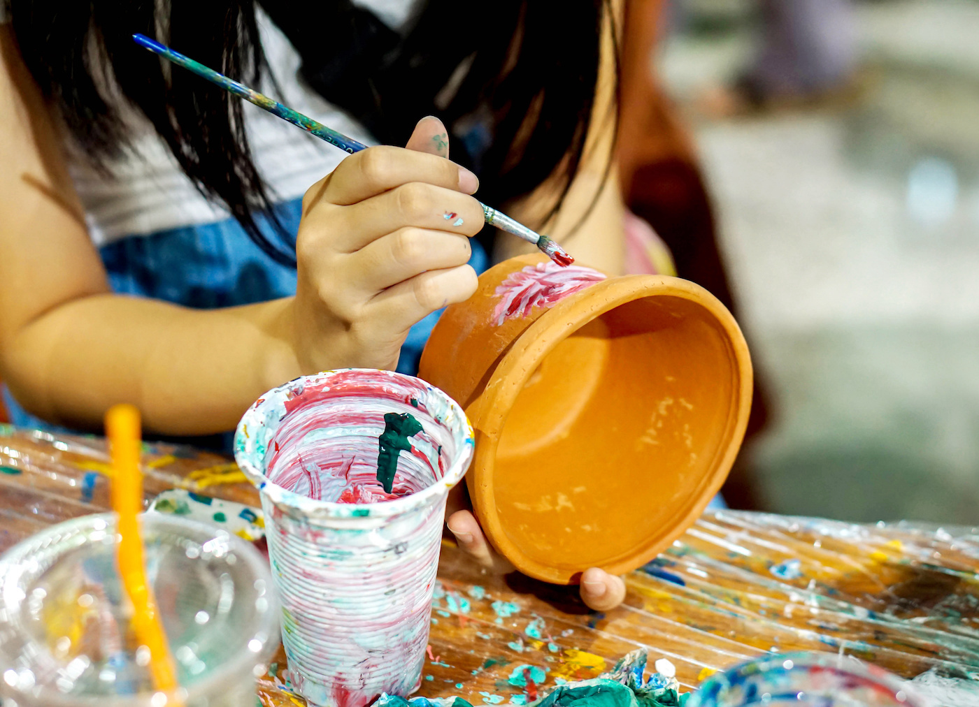 Painting-a-terracotta-pot-with-paint