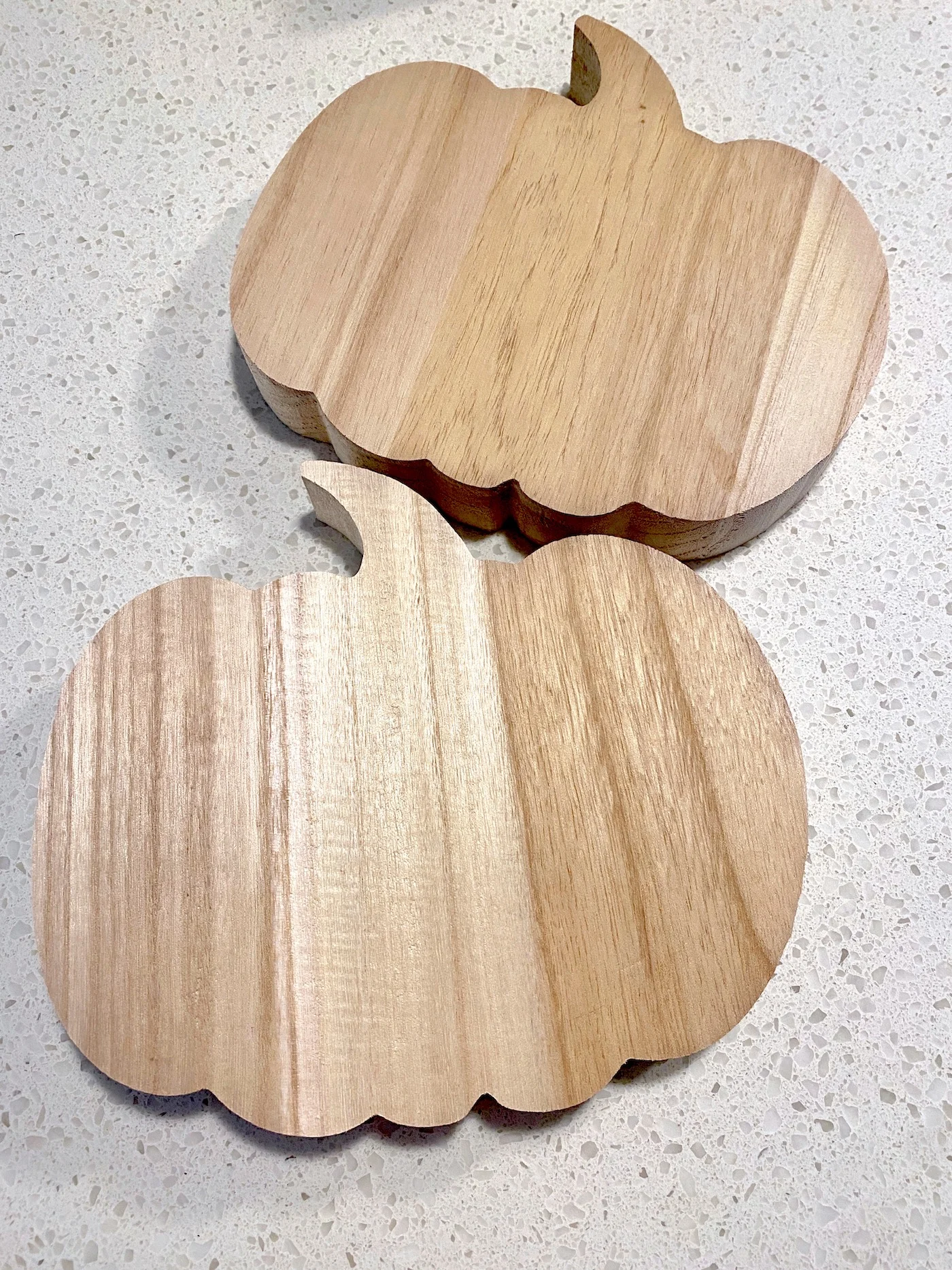 Duas formas de abóbora de madeira inacabadas