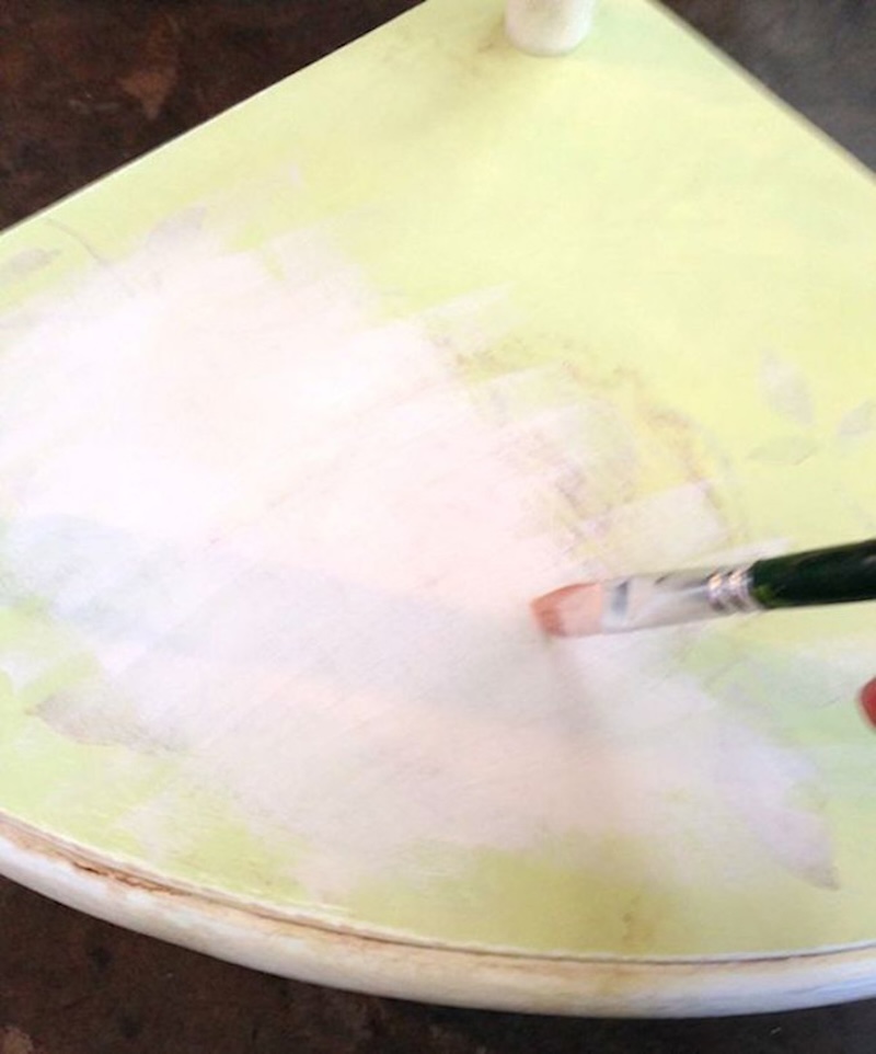 Painting a wood table with link pink chalk paint